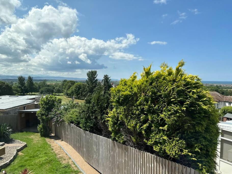 Offa'S Lodge Family Home Quiet Area With Sea Views Prestatyn Exteriér fotografie